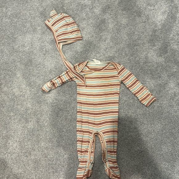 Kate Quinn ribbed footie and hat - Picture 1 of 5